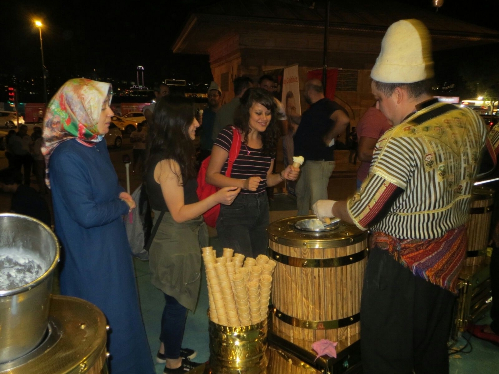 DONDURMA TIRI İSTANBUL ÜSKÜDAR MEYDANINDA 6