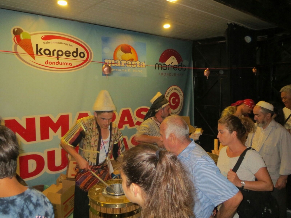 DONDURMA TIRI İSTANBUL ÜSKÜDAR MEYDANINDA 7