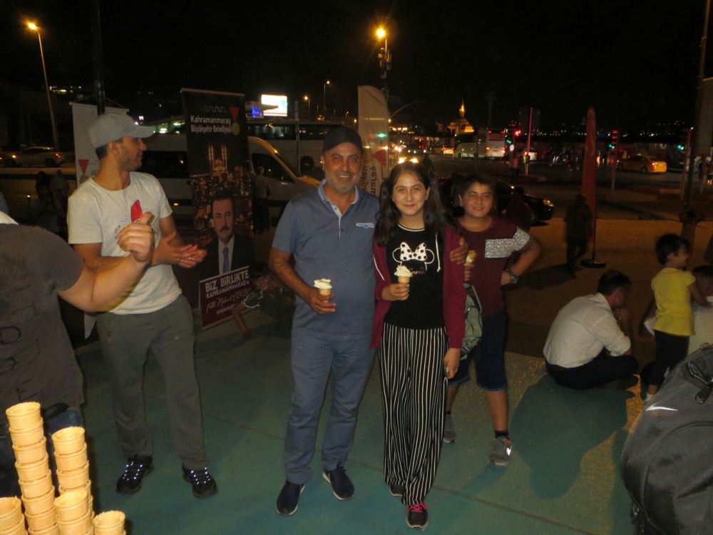 DONDURMA TIRI İSTANBUL ÜSKÜDAR MEYDANINDA 8