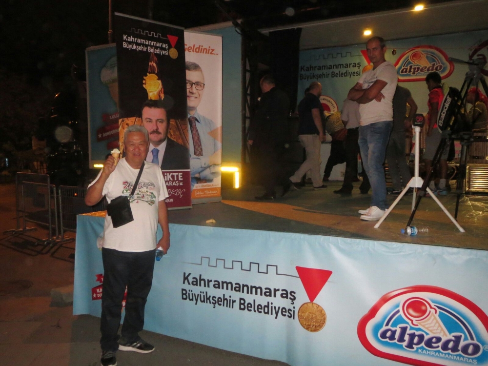 DONDURMA TIRI İSTANBUL ÜSKÜDAR MEYDANINDA 9