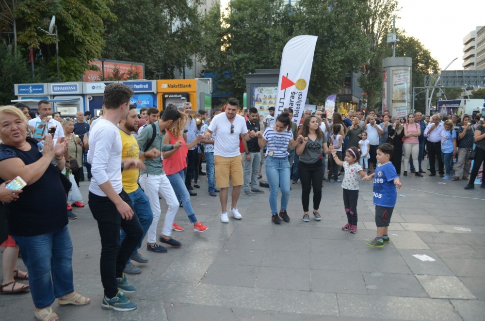 MARAŞ DONDURMASI ANKARALILARI COŞTURDU 11