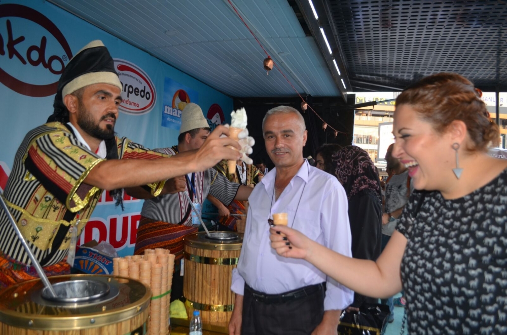MARAŞ DONDURMASI ANKARALILARI COŞTURDU 12