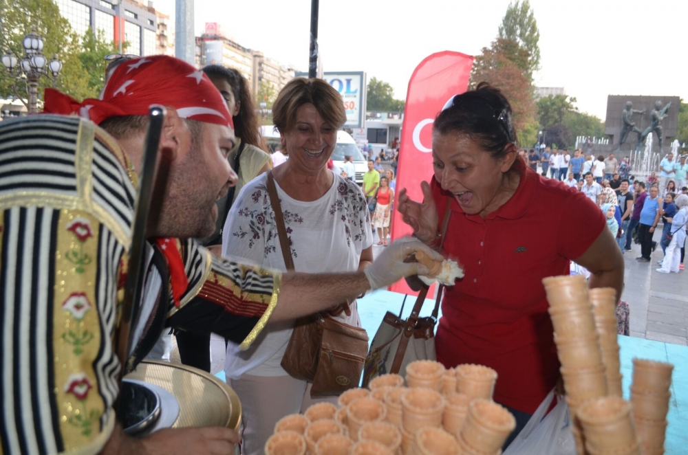 MARAŞ DONDURMASI ANKARALILARI COŞTURDU 13