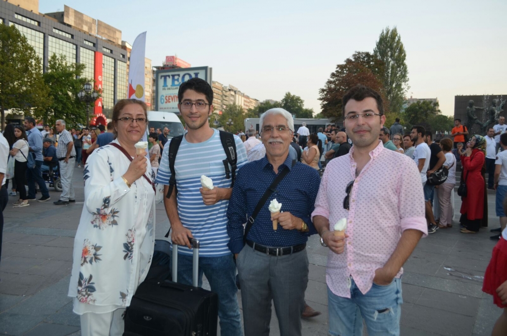 MARAŞ DONDURMASI ANKARALILARI COŞTURDU 14