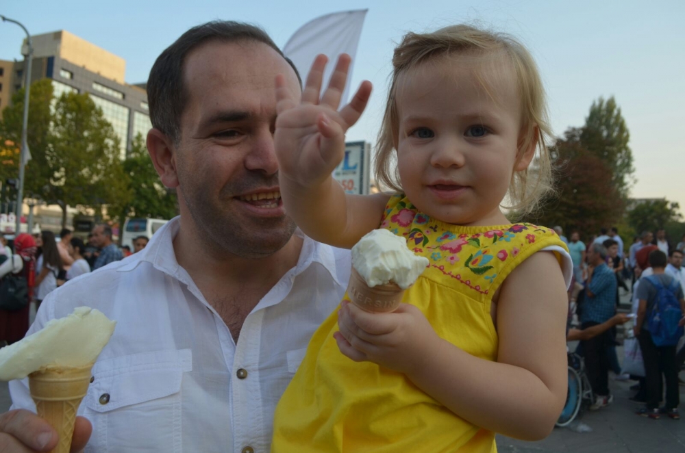 MARAŞ DONDURMASI ANKARALILARI COŞTURDU 15