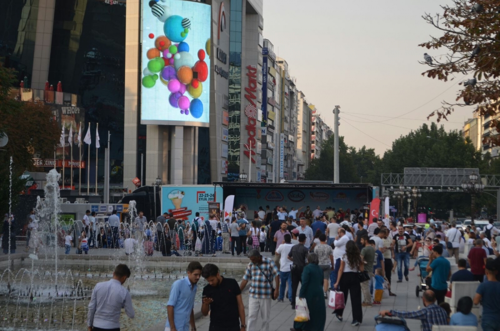 MARAŞ DONDURMASI ANKARALILARI COŞTURDU 16