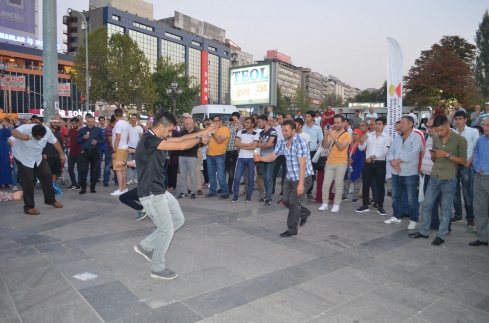 MARAŞ DONDURMASI ANKARALILARI COŞTURDU 6