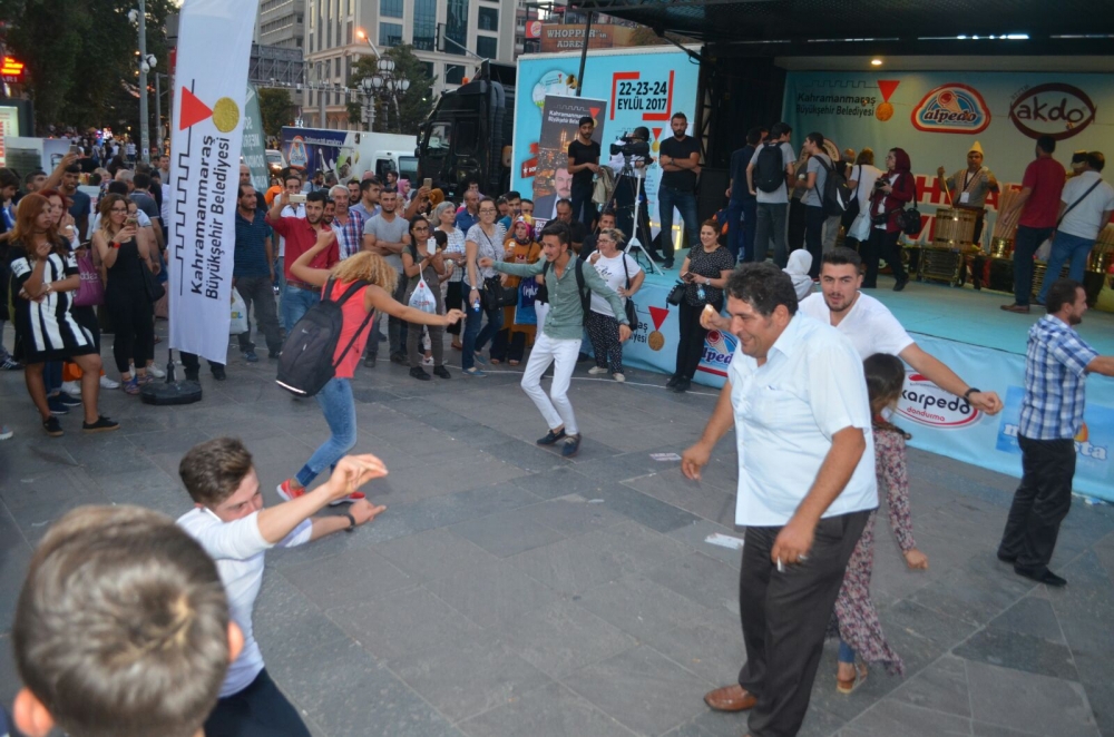 MARAŞ DONDURMASI ANKARALILARI COŞTURDU 7