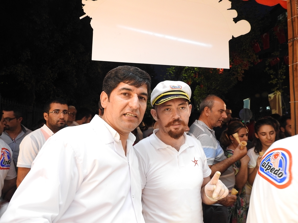 ÜNLÜ DONDURMA KAŞIKCISI ALPEDO STANDINDA DONDURMA DAĞITTI 1