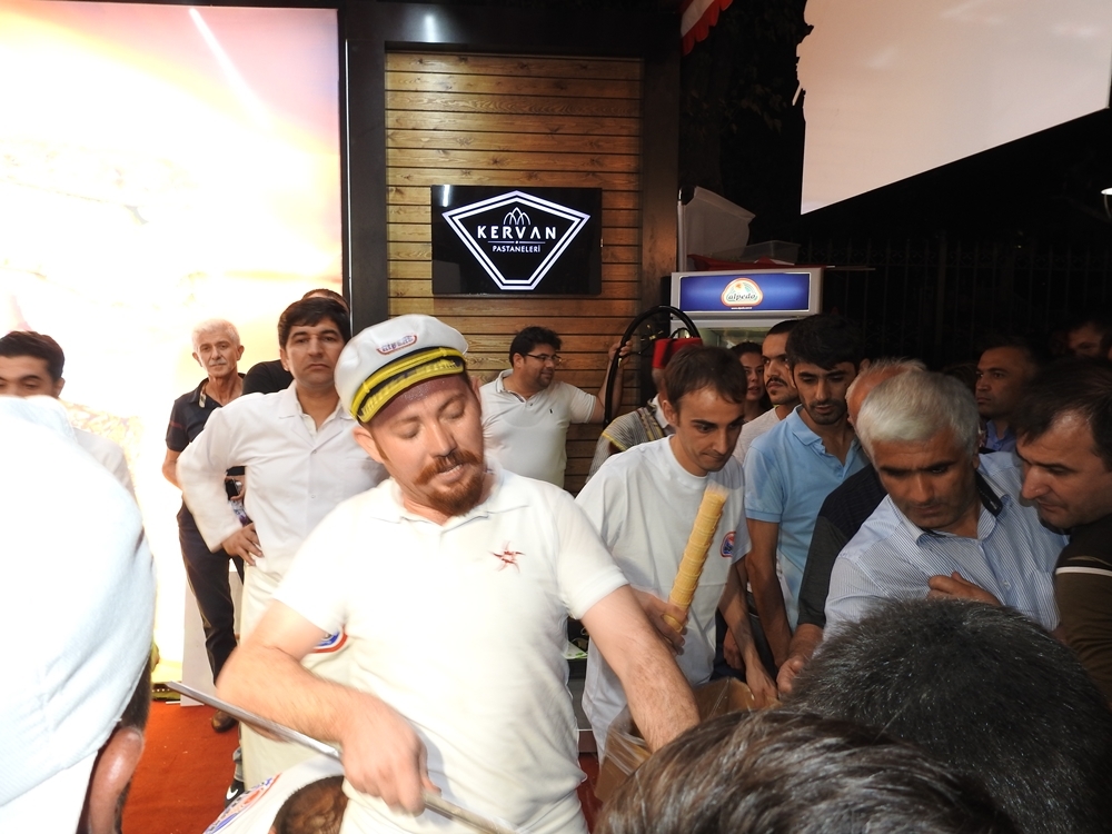 ÜNLÜ DONDURMA KAŞIKCISI ALPEDO STANDINDA DONDURMA DAĞITTI 10