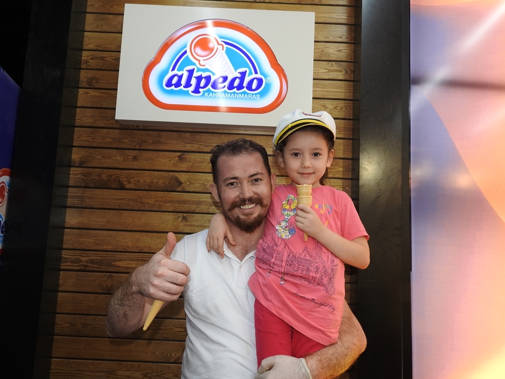 ÜNLÜ DONDURMA KAŞIKCISI ALPEDO STANDINDA DONDURMA DAĞITTI 11