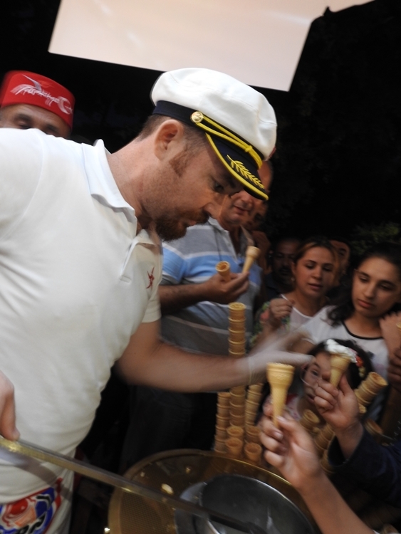 ÜNLÜ DONDURMA KAŞIKCISI ALPEDO STANDINDA DONDURMA DAĞITTI 2