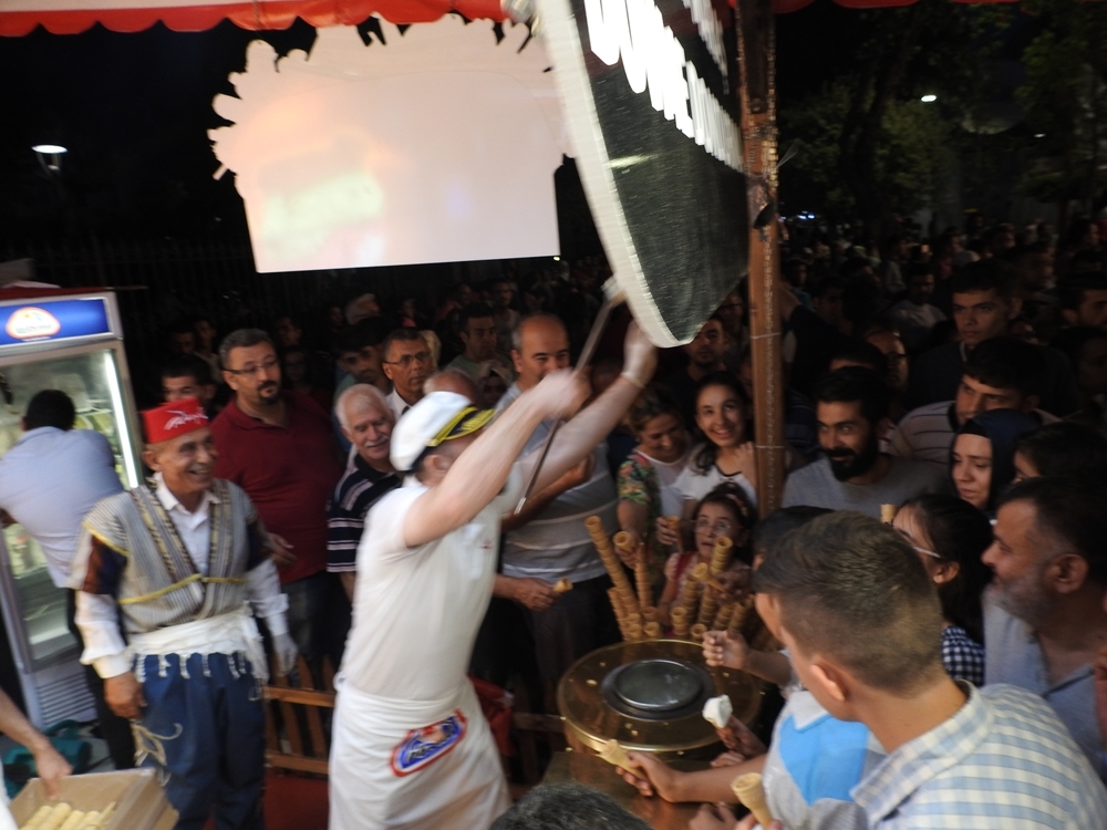 ÜNLÜ DONDURMA KAŞIKCISI ALPEDO STANDINDA DONDURMA DAĞITTI 3