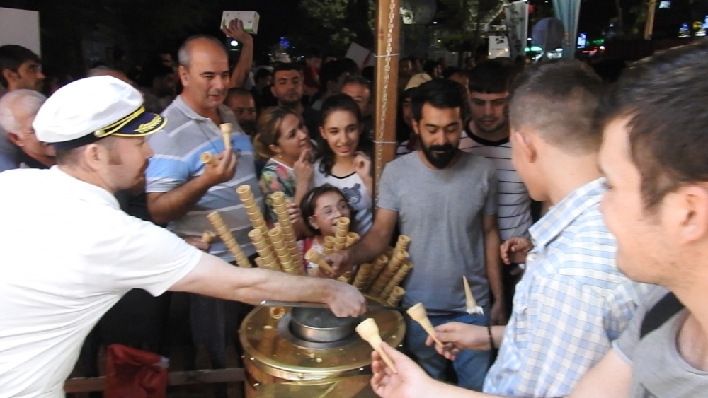 ÜNLÜ DONDURMA KAŞIKCISI ALPEDO STANDINDA DONDURMA DAĞITTI 4