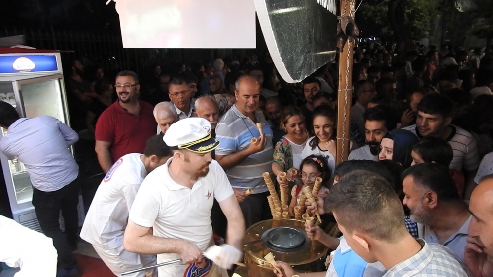 ÜNLÜ DONDURMA KAŞIKCISI ALPEDO STANDINDA DONDURMA DAĞITTI 5