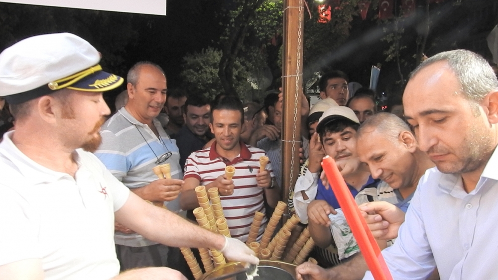 ÜNLÜ DONDURMA KAŞIKCISI ALPEDO STANDINDA DONDURMA DAĞITTI 6