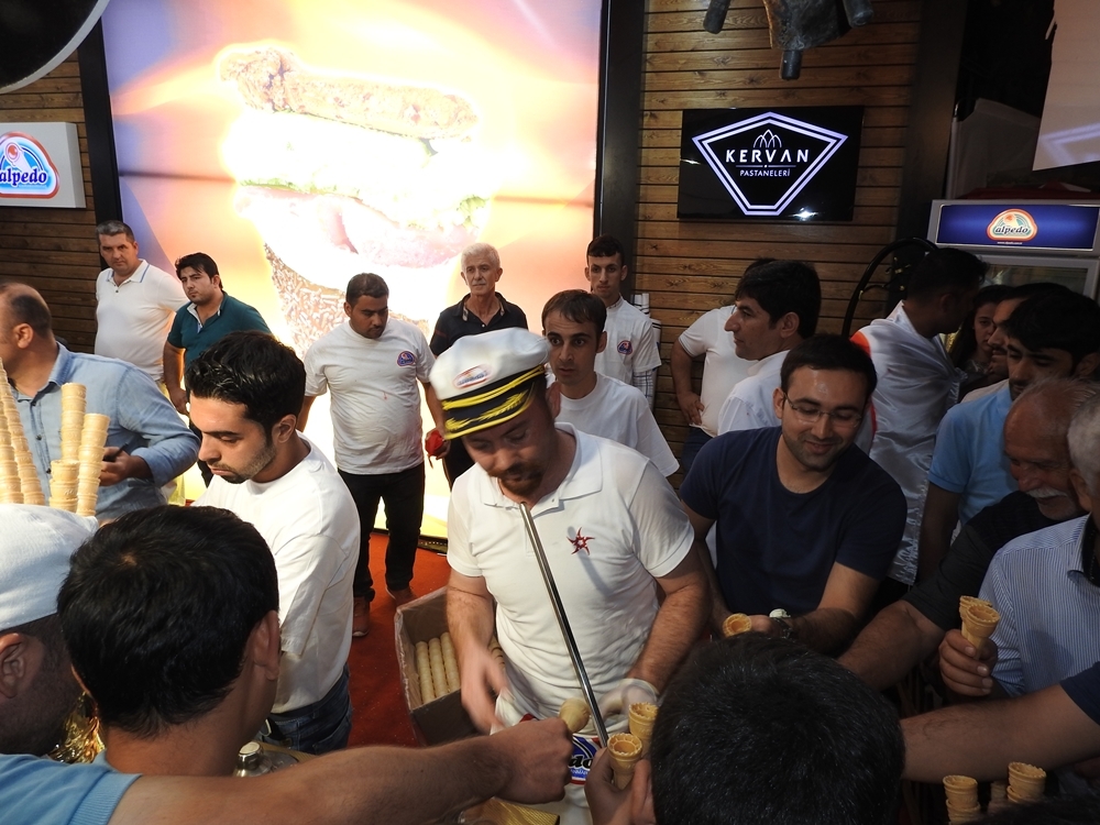 ÜNLÜ DONDURMA KAŞIKCISI ALPEDO STANDINDA DONDURMA DAĞITTI 7