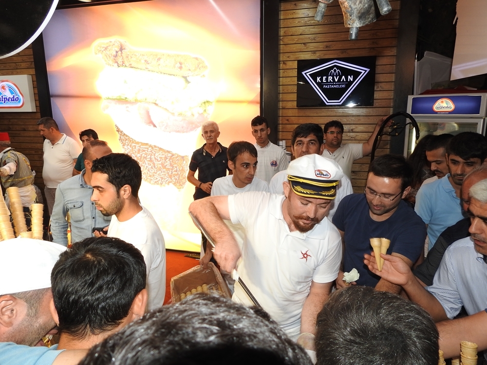 ÜNLÜ DONDURMA KAŞIKCISI ALPEDO STANDINDA DONDURMA DAĞITTI 8