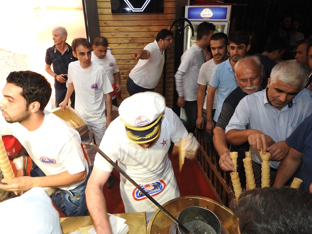 ÜNLÜ DONDURMA KAŞIKCISI ALPEDO STANDINDA DONDURMA DAĞITTI 9