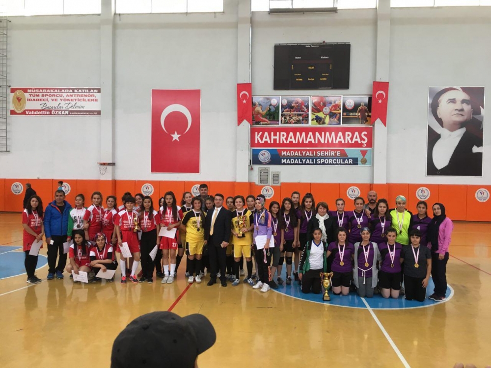 A FUTSAL TURNUVASINDA OKULLAR YARIŞIYOR 10