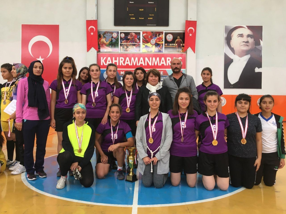 A FUTSAL TURNUVASINDA OKULLAR YARIŞIYOR 11