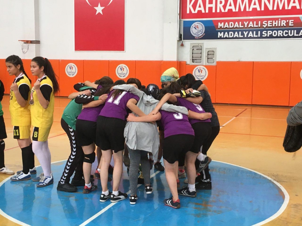 A FUTSAL TURNUVASINDA OKULLAR YARIŞIYOR 12