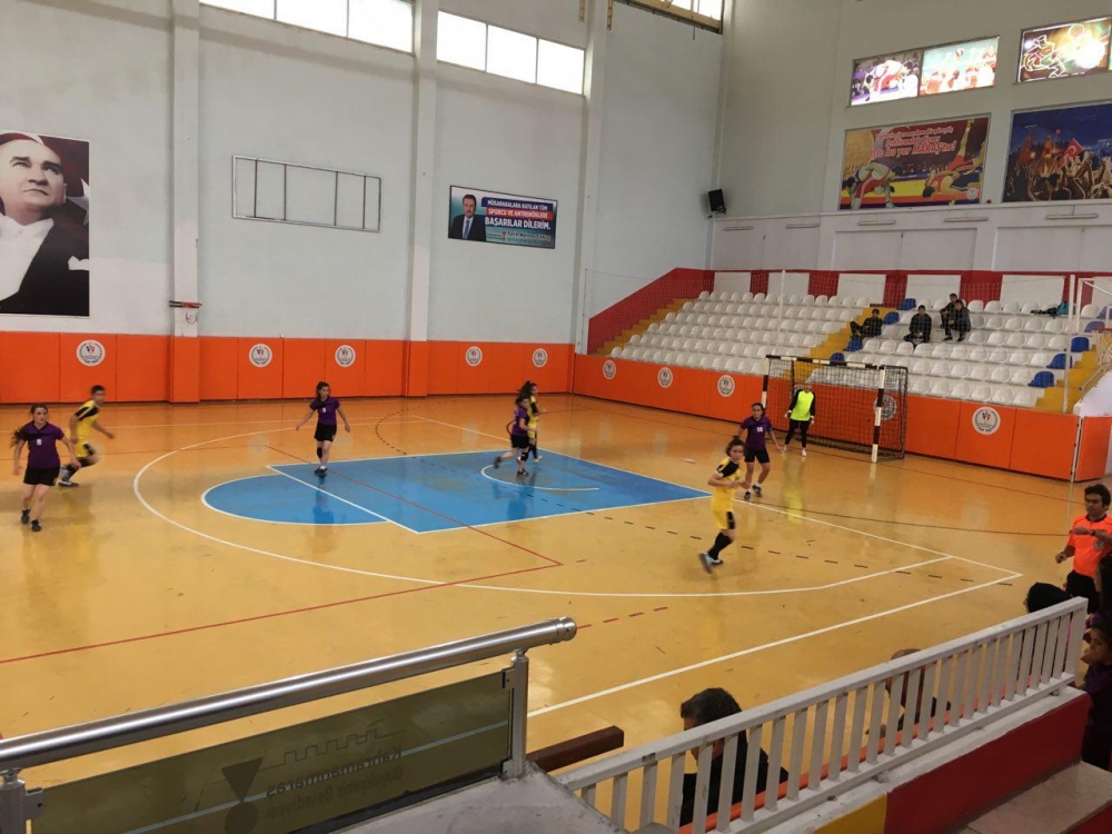 A FUTSAL TURNUVASINDA OKULLAR YARIŞIYOR 2