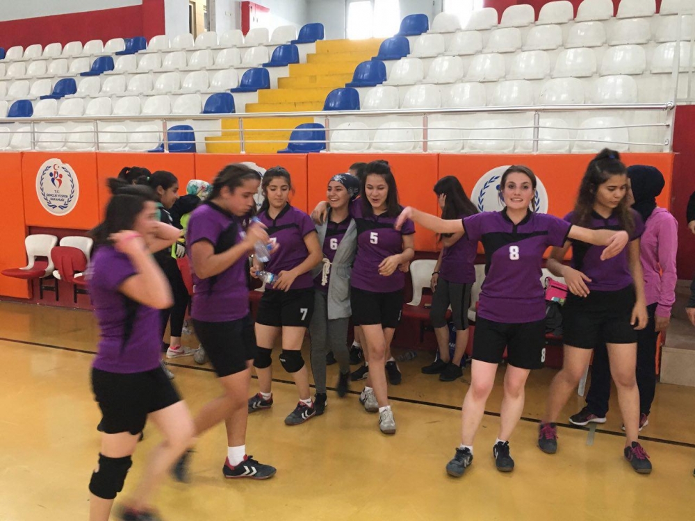 A FUTSAL TURNUVASINDA OKULLAR YARIŞIYOR 3