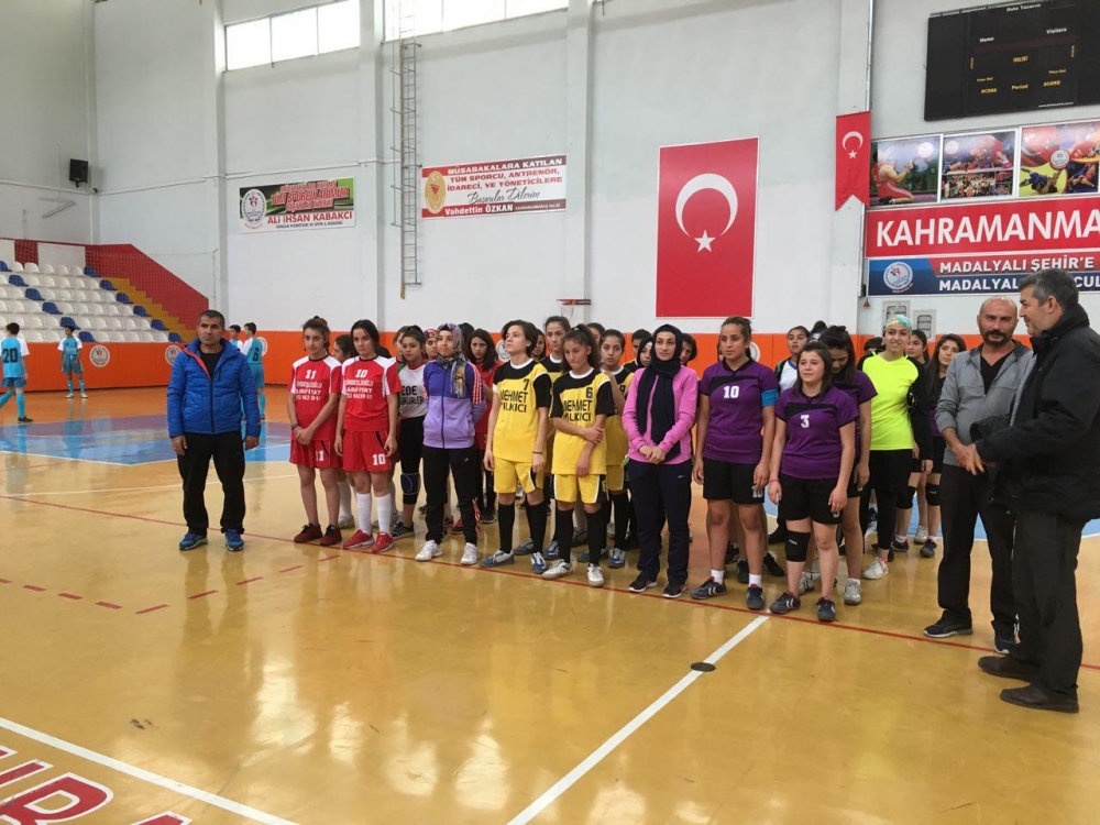 A FUTSAL TURNUVASINDA OKULLAR YARIŞIYOR 4