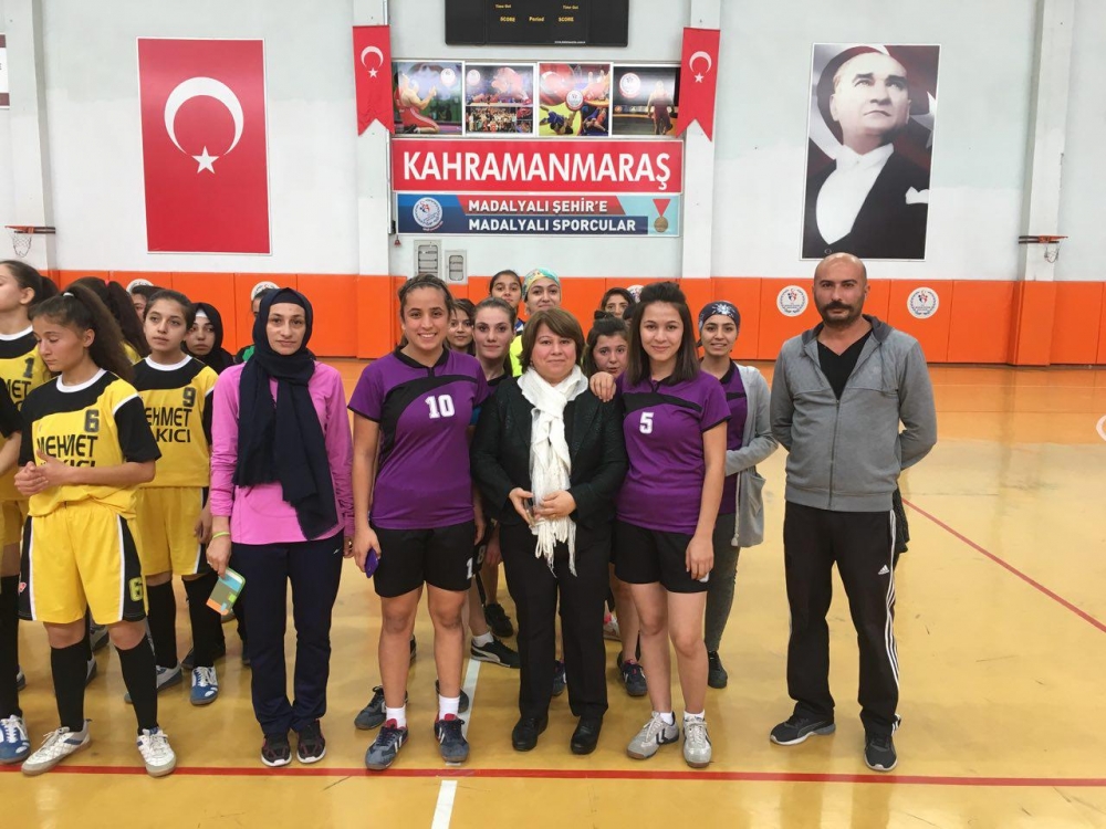A FUTSAL TURNUVASINDA OKULLAR YARIŞIYOR 5