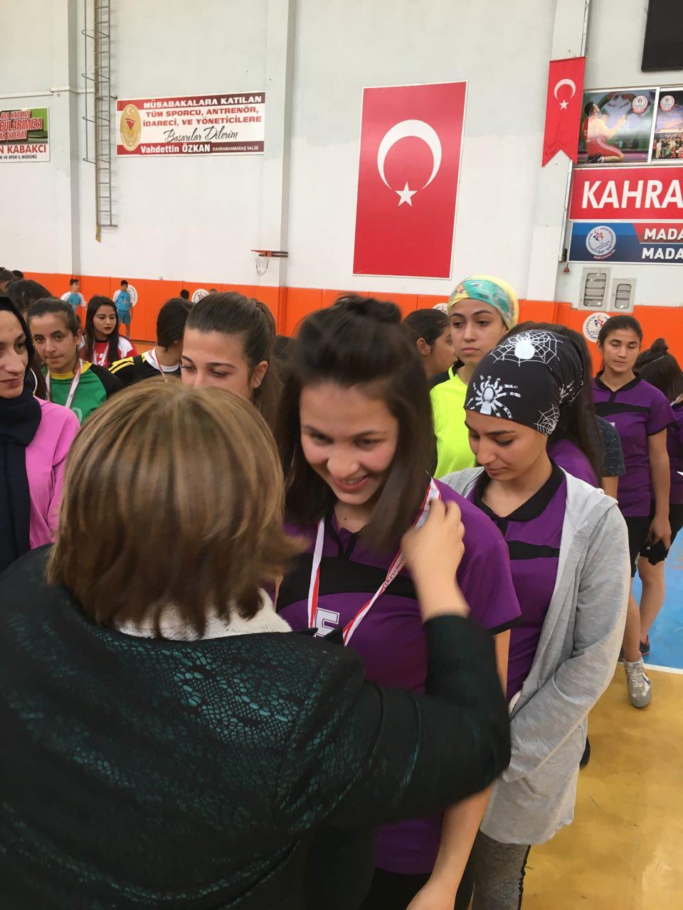 A FUTSAL TURNUVASINDA OKULLAR YARIŞIYOR 6