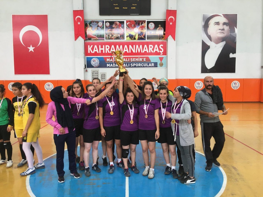 A FUTSAL TURNUVASINDA OKULLAR YARIŞIYOR 7
