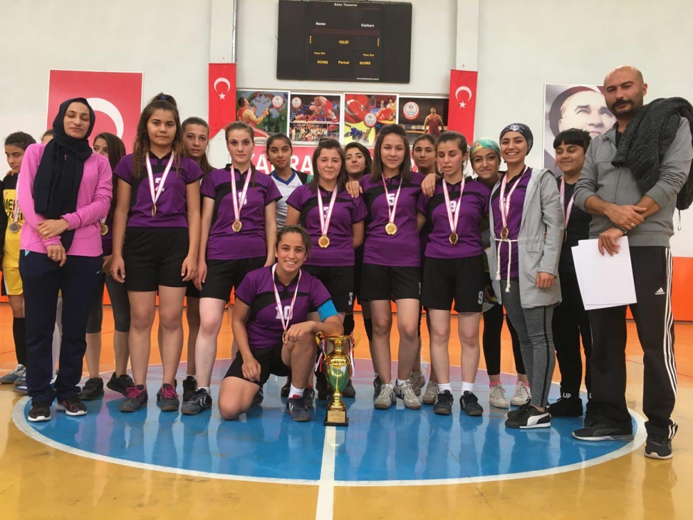 A FUTSAL TURNUVASINDA OKULLAR YARIŞIYOR 8