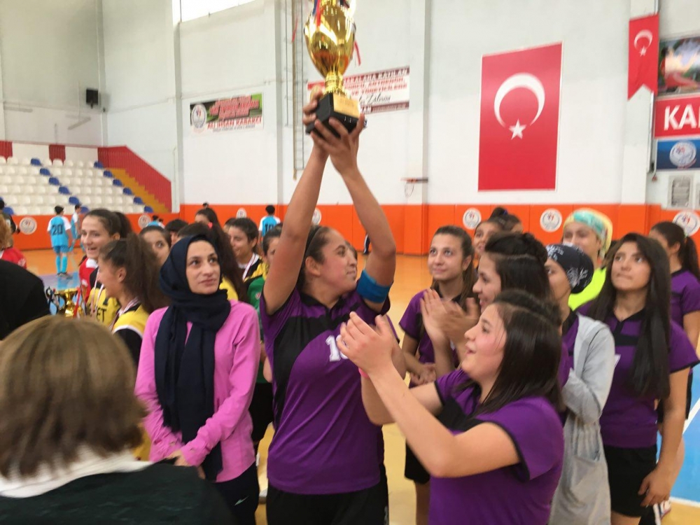 A FUTSAL TURNUVASINDA OKULLAR YARIŞIYOR 9