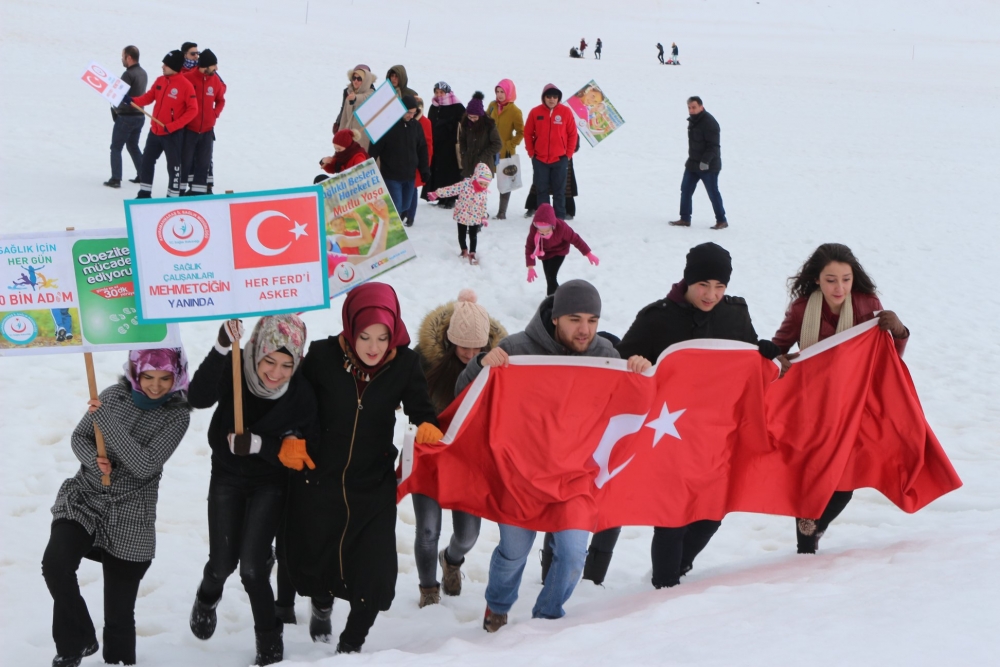 OBEZİTEYE DİKKAT ÇEKMEK İÇİN YEDİKUYULARA TIRMANDILAR 4