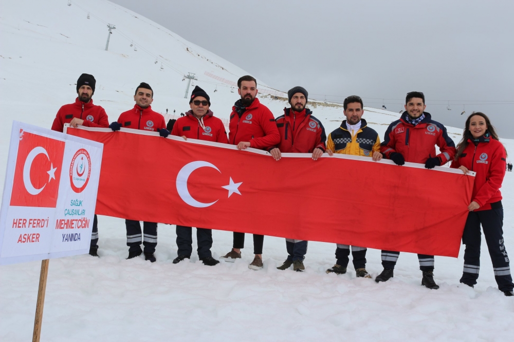 OBEZİTEYE DİKKAT ÇEKMEK İÇİN YEDİKUYULARA TIRMANDILAR 8