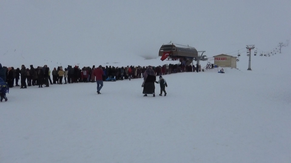 YEDİKUYULAR KAYAK MERKEZİNE ZİYARETÇİ AKINI 6