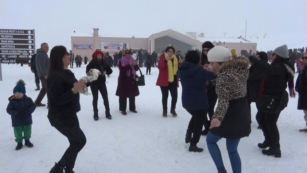 YEDİKUYULAR KAYAK MERKEZİNE ZİYARETÇİ AKINI 7