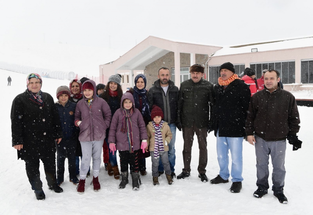 YEDİKUYULAR KAYAK MERKEZİNE ZİYARETÇİ AKINI 9