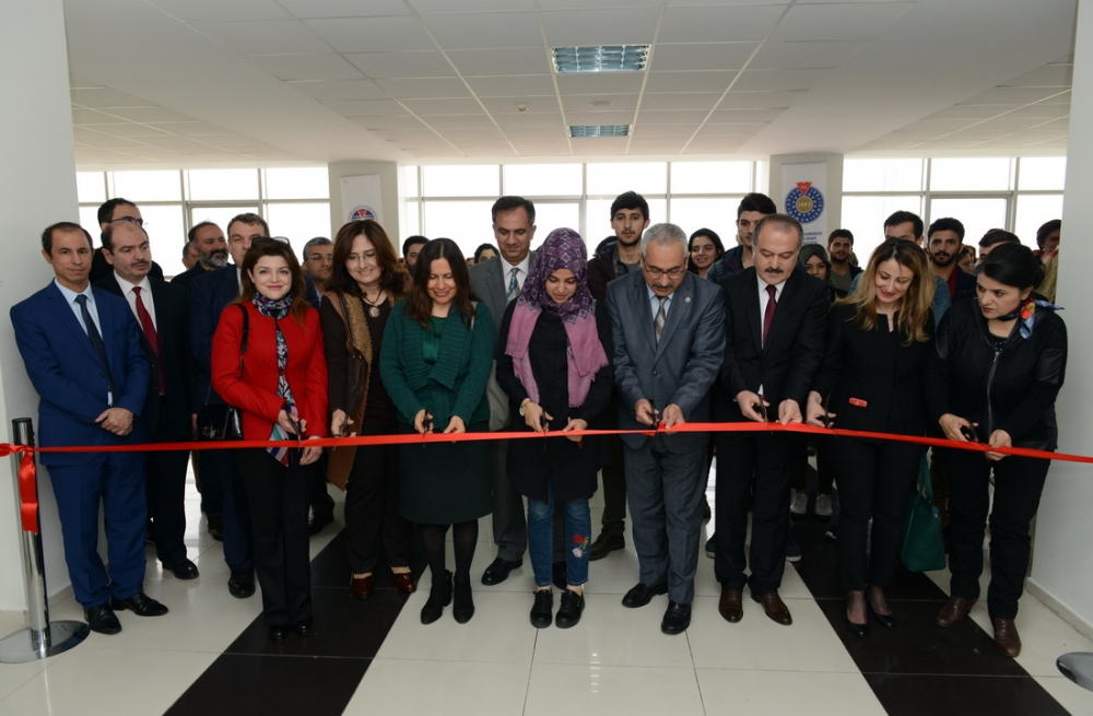 KSÜ GSF’DE DÜNYA KADINLAR GÜNÜ KARMA RESİM SERGİSİ AÇILDI 2