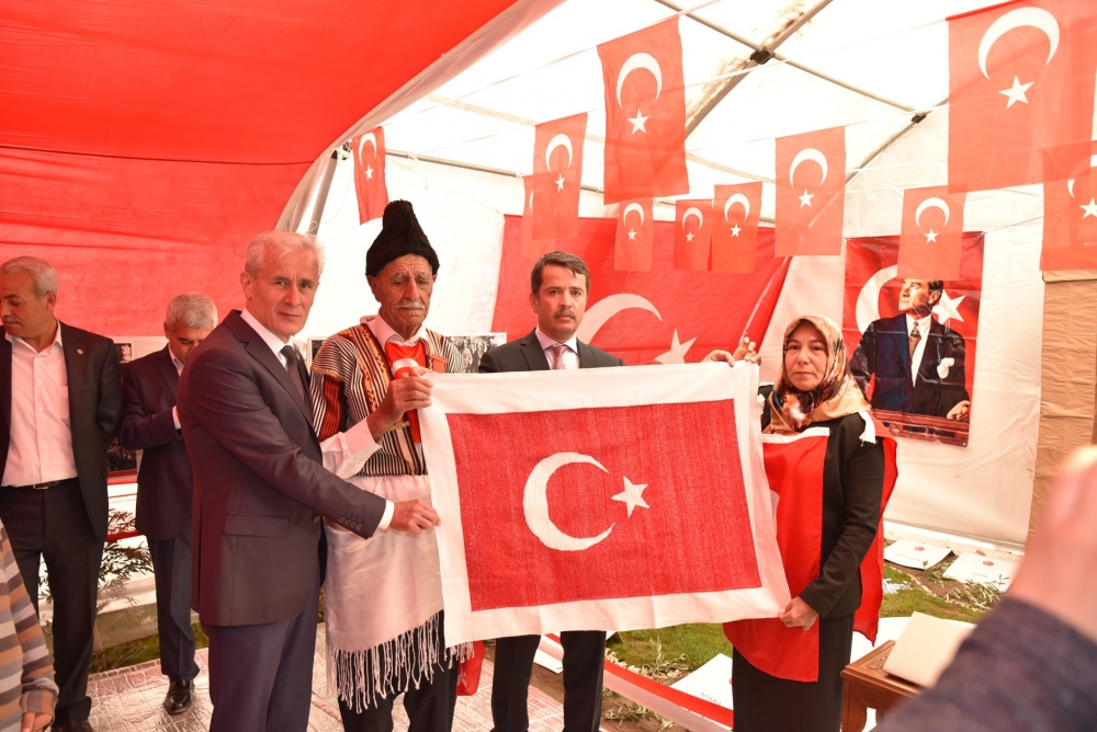 253 BİN İLMEKLE BAYRAK ÖRDÜLER 10