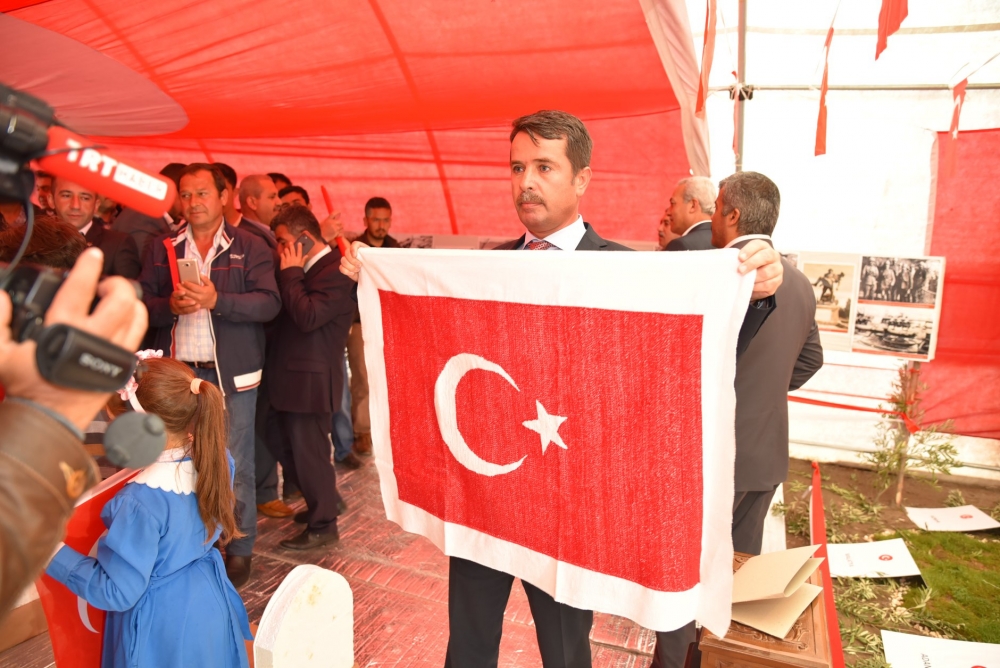 253 BİN İLMEKLE BAYRAK ÖRDÜLER 12