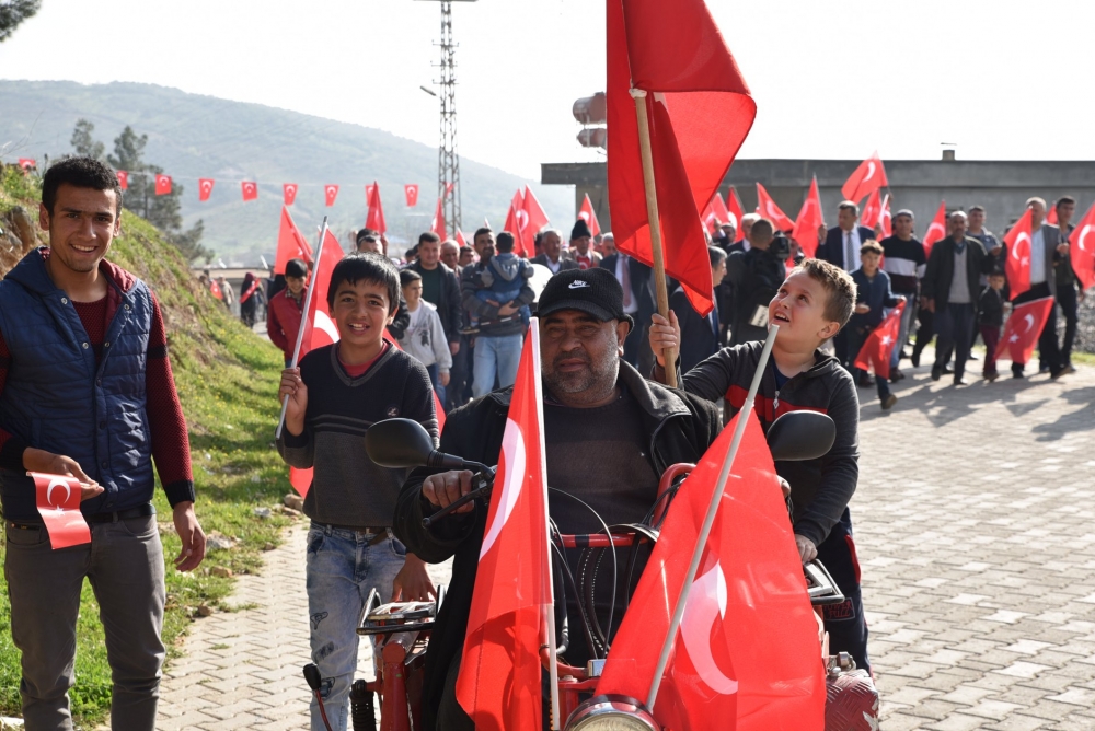 253 BİN İLMEKLE BAYRAK ÖRDÜLER 19