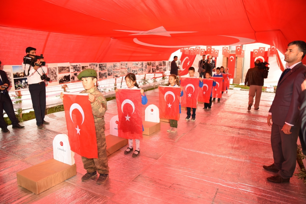 253 BİN İLMEKLE BAYRAK ÖRDÜLER 9