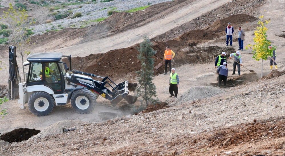 Senem Ayşe Millet Bahçesi için kollar sıvandı 13