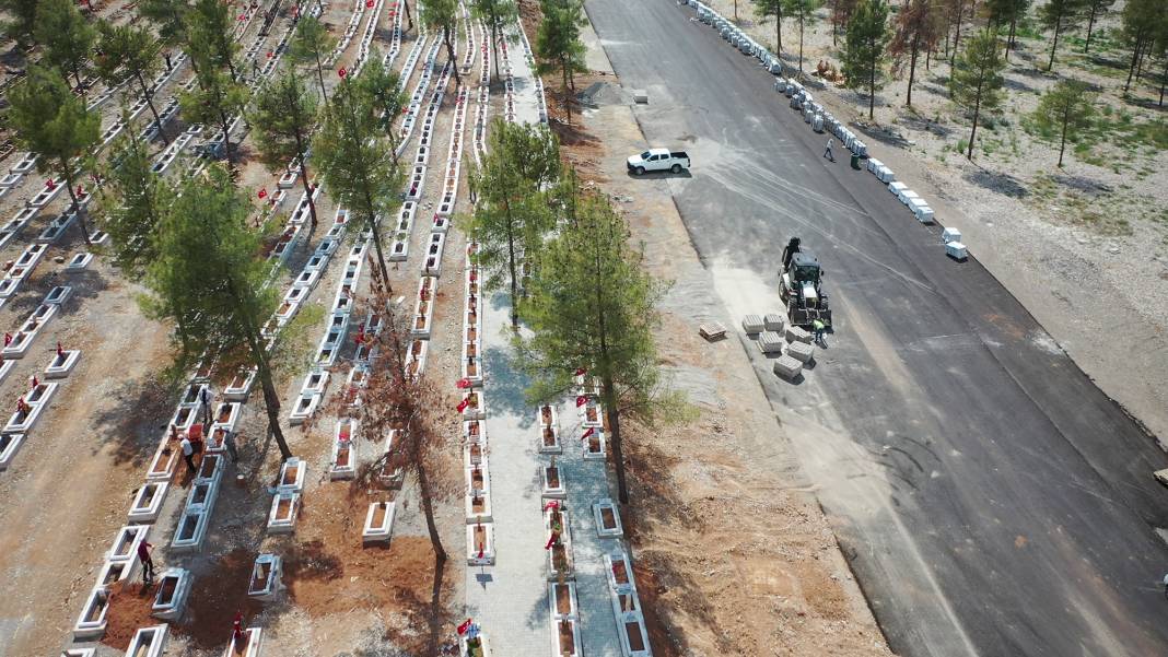 Kahramanmaraş’ta deprem şehitlerinin mezarları yeniden düzenleniyor! 1