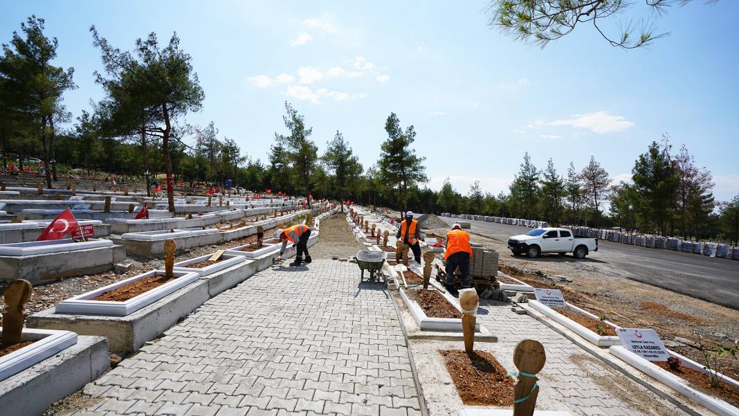 Kahramanmaraş’ta deprem şehitlerinin mezarları yeniden düzenleniyor! 2