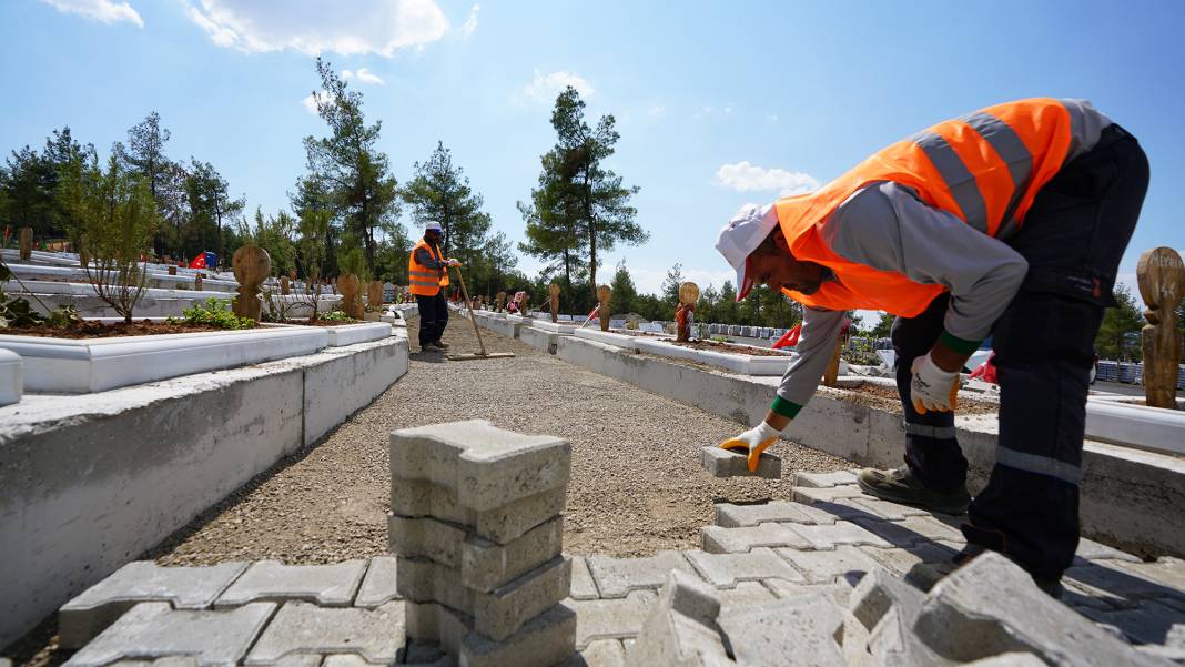 Kahramanmaraş’ta deprem şehitlerinin mezarları yeniden düzenleniyor! 4