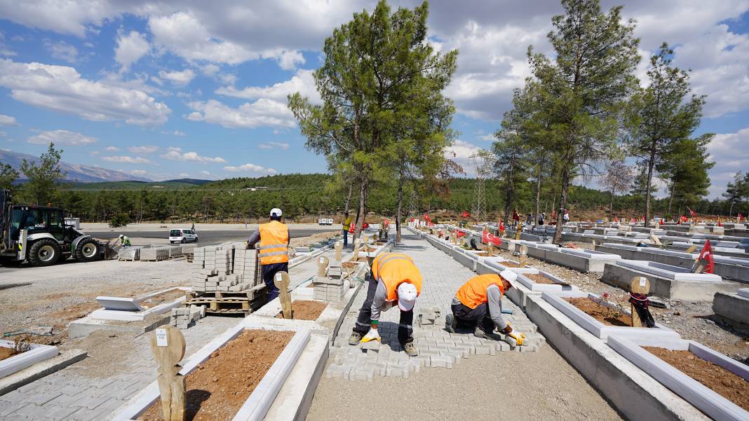 Kahramanmaraş’ta deprem şehitlerinin mezarları yeniden düzenleniyor! 5