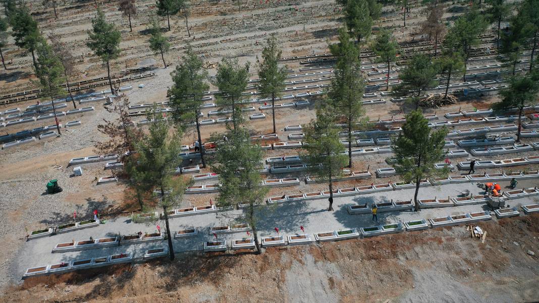 Kahramanmaraş’ta deprem şehitlerinin mezarları yeniden düzenleniyor! 6